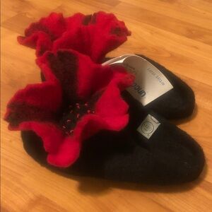 Uncommon Goods “Anything But Ordinary” Artist Made 100% Wool Cozy Slippers